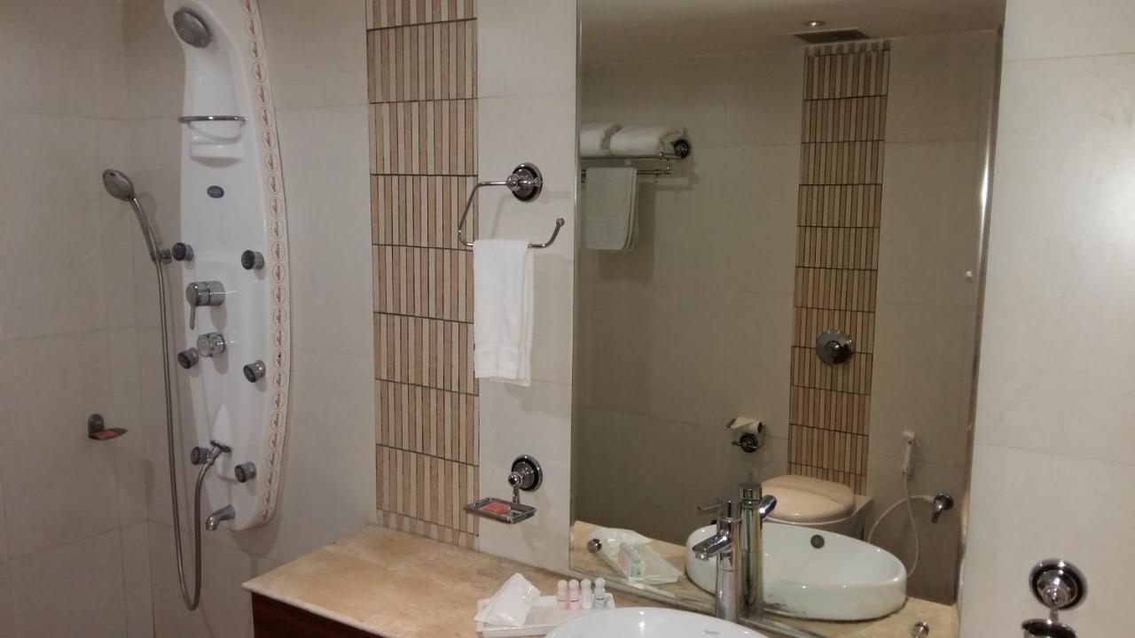 Hotel Le Castle Rudrapur Екстериор снимка