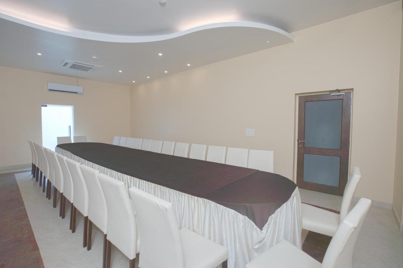 Hotel Le Castle Rudrapur Екстериор снимка