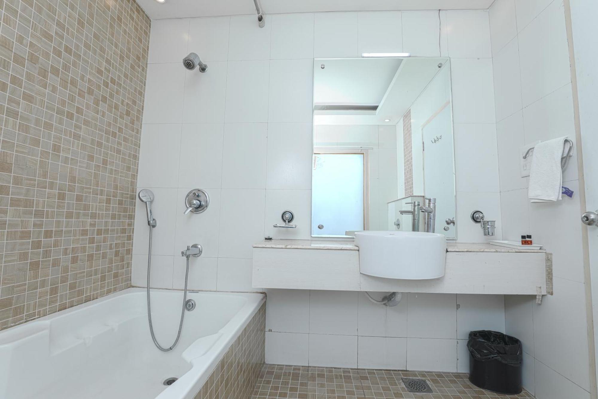 Hotel Le Castle Rudrapur Екстериор снимка