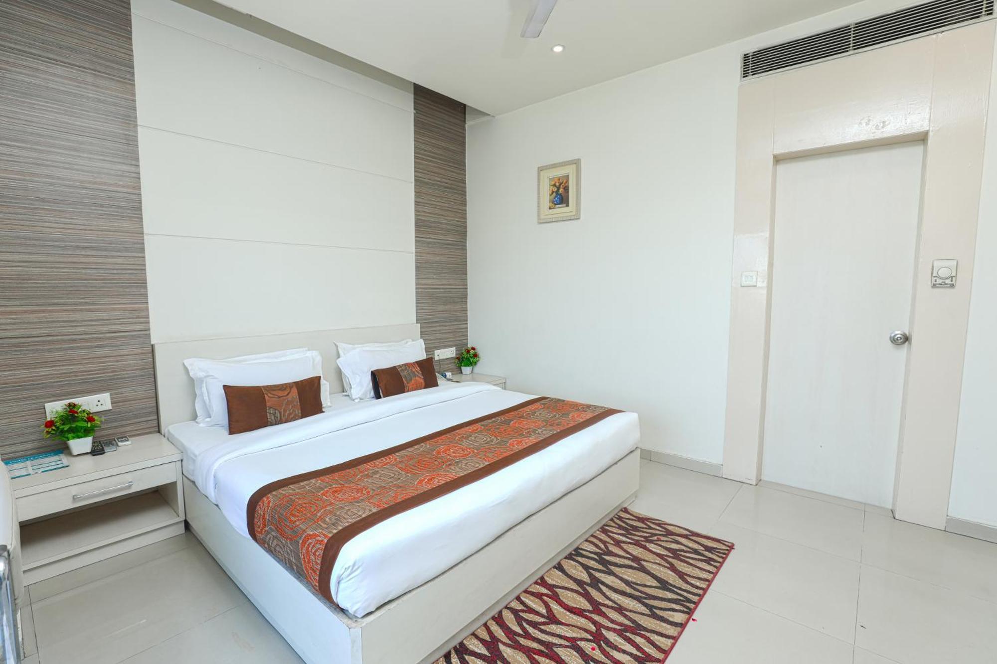 Hotel Le Castle Rudrapur Екстериор снимка
